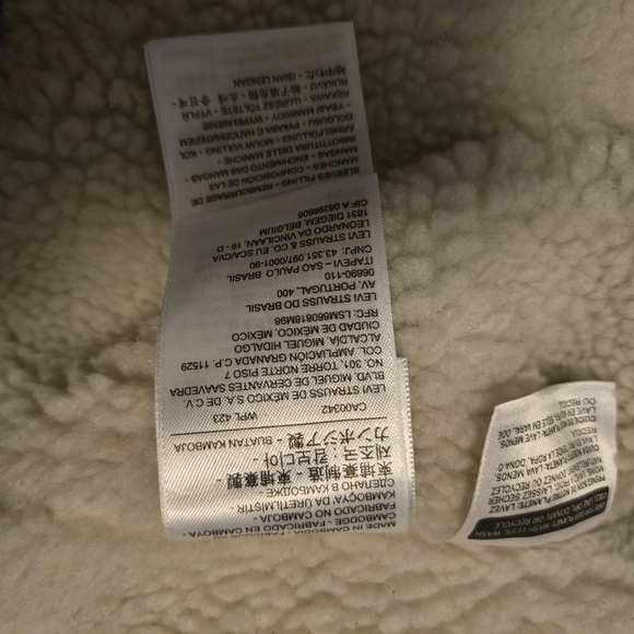 NWT Levi's Type III Sherpa Trucker Jacket in a dark wash denim. Mens 2xl - Picture 6 of 6